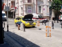 Умен таксиджия опита да счупи боларда по "Отец Паисий"