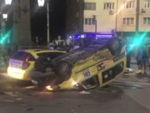 Тежка катастрофа между две таксита в столицата!