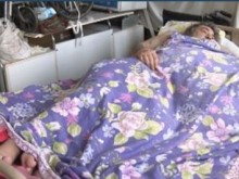 Мъж със свръхтегло се принуди да наеме бус, за да отиде в болница