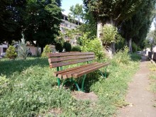 С нови градински пейки се сдоби северният бряг на Марица