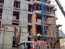 Мъж падна в голяма дупка на строителен обект, трагедията беше близо