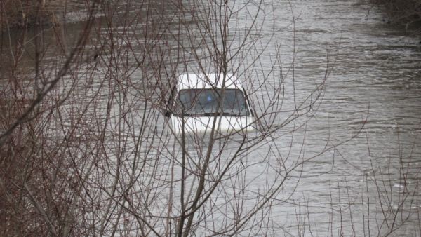 БГНЕС
Жена е паднала с колата си Фолксваген в река Искър