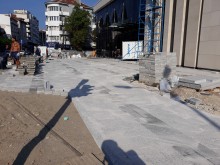 Оформя се и площадното пространство пред галерията на "Гладстон"