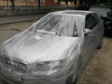 Обвиха с фолио автомобил заради отказана бира!