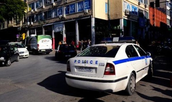 За неправилно паркиране гръцката полиция масово сваля номерата на автомобилите.