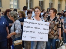Десетки медицински сестри блокираха в час пик пътя Пазарджик-Пещера