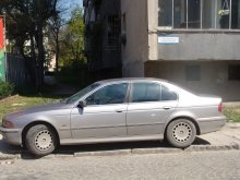 Пряк път през тротоара си прокарват автомобили