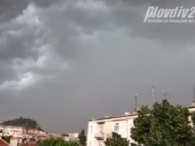 Вещаят много дъжд до часове, в Пловдив вече местят събитията на закрито