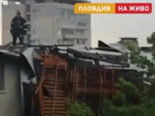 Бурята отнесе покрива на жилищна сграда в центъра на Пловдив!