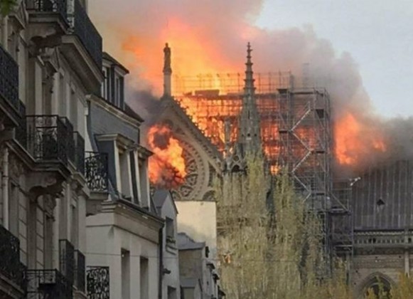Туитър Стана ясно какво е подпалило катедралата Нотр Дам през