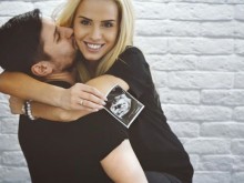 Красивата водеща на "Националната лотария" дари пловдивски национал със син