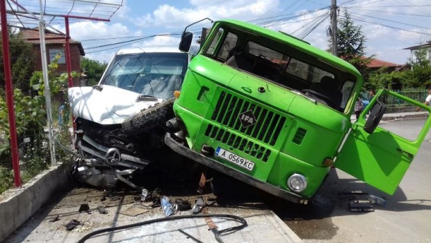 Зрелищна катастрофа е възникнала на кръстовището на ул Димитър Благоев