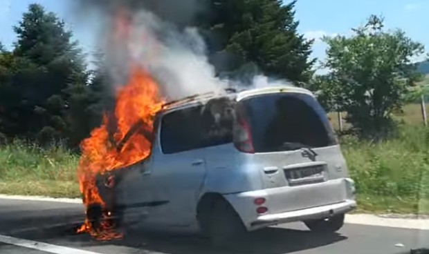 Виждам те КАТ Варна
Варненски автомобил е пламнал в движение по АМ