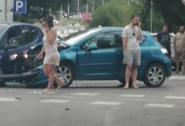 Виждам те КАТ Варна
Катастрофа между два автомобила затруднява движението в локалното