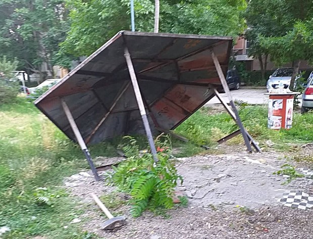 Докъде се докарахме! В "Тракия" демонтираха беседка заради пиянски изцепки!