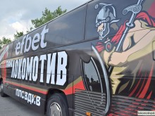 Рейсът на Локо с нова визия, Бесо стои гордо до емблемата на клуба
