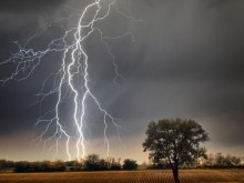 Мълния уби жена в Родопите, докато говори по телефона!