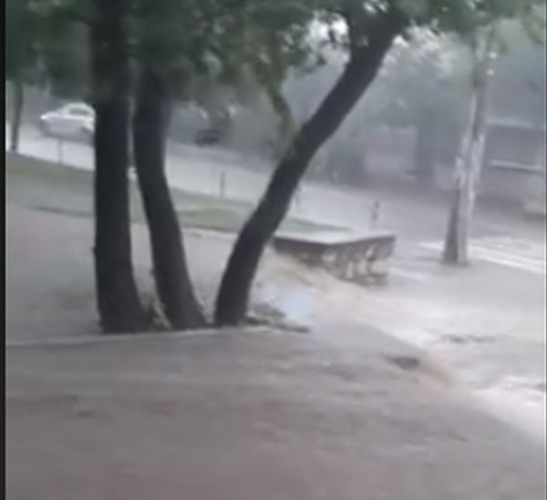 Природна стихия превърна улиците на Куклен във водопади