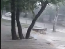 Природна стихия превърна улиците на Куклен във водопади