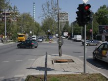 Отрязоха две многогодишни дървета на кръстовището на "Източен" и "Богомил"