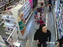 Резил! Две моми крадат маркови парфюми от мол в Пловдив!