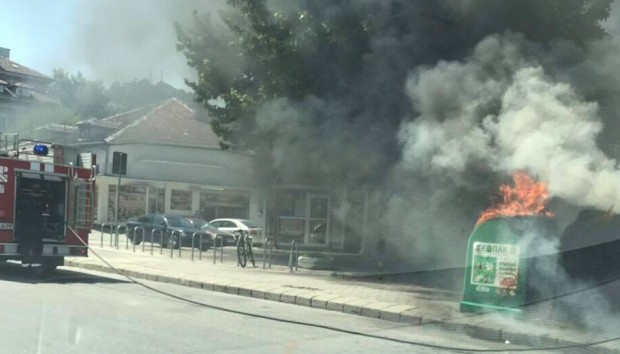 Пожар зад голям магазин в Пловдив!