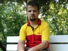 Петромир спи по бензиностанции, къпе се в хотел срещу 3 лв., но не иска подаяния, а работа