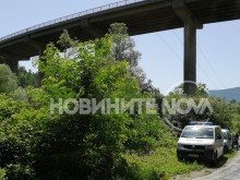 Млад мъж хвърли 5-годишното си дете от мост край Габрово