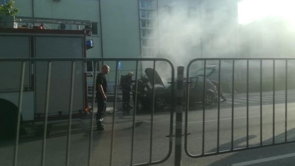 Кола изгоря на оживен булевард в Пловдив