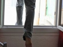 Отчаян от живота, млад мъж скочи от седмия етаж на болница