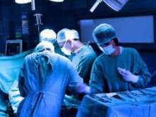 След силна гръмотевична буря хирург е принуден да оперира с фенерче