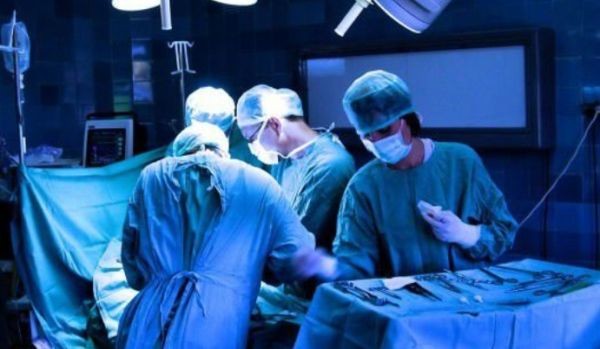 Лекар от общинската болница в Горна Оряховица оперира на светлината