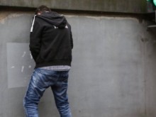 Мъж от "Кючук"-а се подигра на полицаи, след като го хванаха да уринира на улицата
