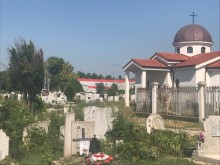 Бебе, оставено само в автомобил на гробището в Тополи, едва не издъхна в жегите