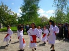 Ученици зарадваха ученици