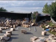 Пиян шофьор на тир удари друг камион и се обърна на пътя