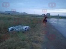 Девойка вкара БМВ в канавка след зрелищна каскада на кръговото край Ахелой