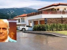 Страх от нападение принуди Слави да засили защитата на имението си