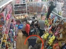 Туристи крадат от магазин в Слънчев бряг! Подозират, че са чужденци