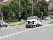 Автомобил мина през крака на дете на пешеходна пътека