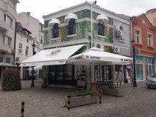 Принудиха собствениците на къщата с тапетите в "Капана" да ги свалят