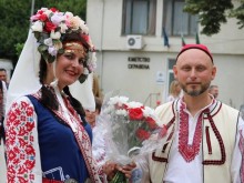 Фолклорна сватба вдигнаха българка и германец в наше село