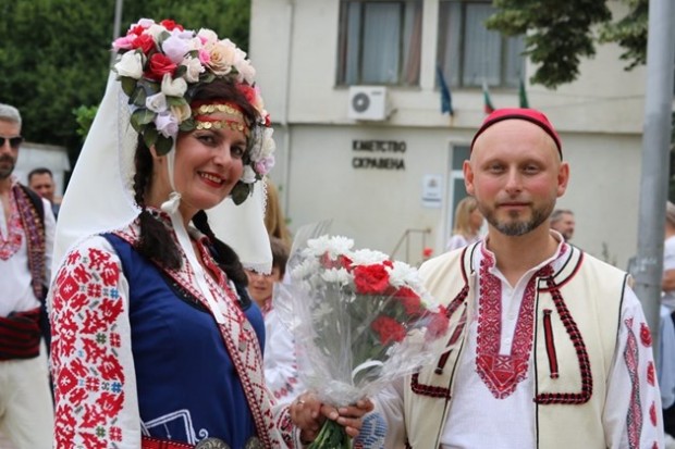 Фолклорна сватба вдигнаха българката Гергана Ангелова и нейният любим