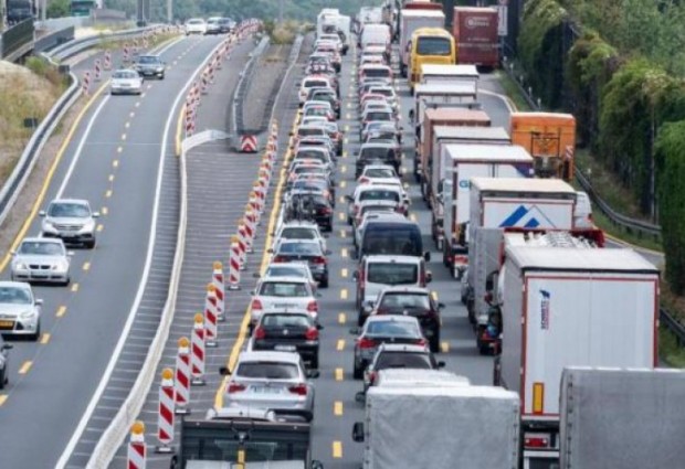 Германец останал без бензин на стеснение на пътя причини 10 километрово задръстване