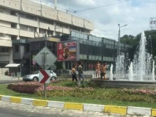 Шок! Ромчета се къпят във фонтана на кръговото на Водната палата