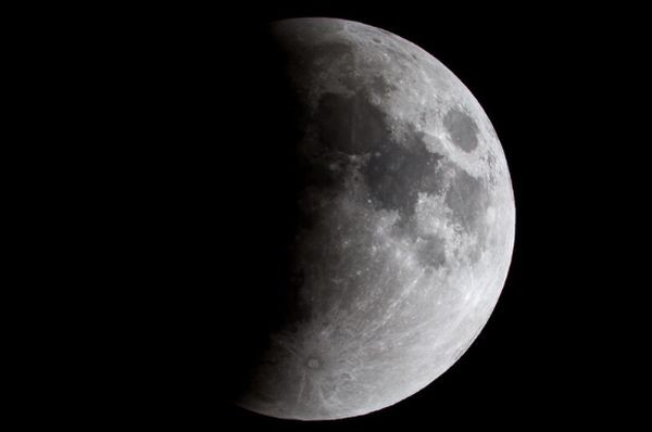 Луната ще ни зарадва с частично затъмнение във вторник предаде