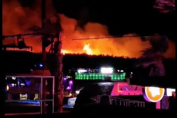 Туитър
Голям пожар избухна в нощта срещу вторник в боровата гора