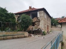 От дъждовете къща се срути в родопско село, хората отказват да я напуснат