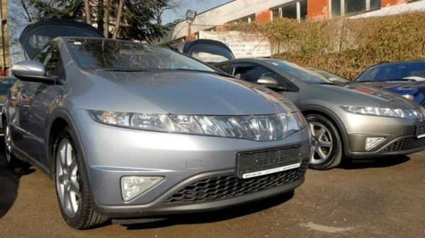 Докато в България пазарът на нови автомобили расте то в