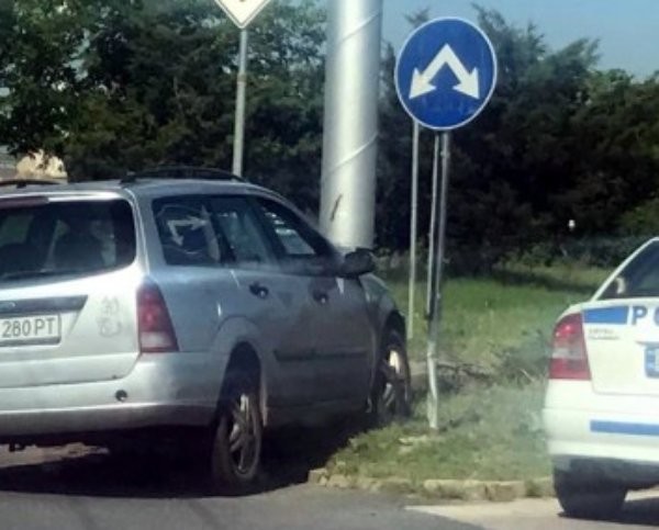 Шофьорка заби "Пежо" в стълб за улично осветление, пострада бебе